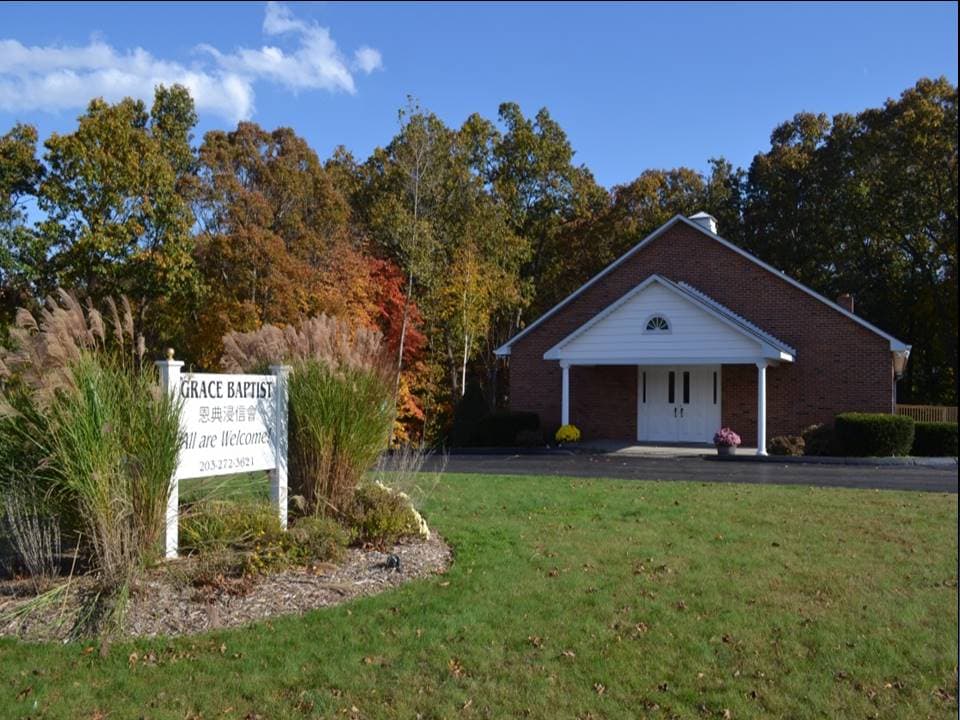 Front exterior view of Grace Baptist Church of Cheshire at 55 Country Club Road
